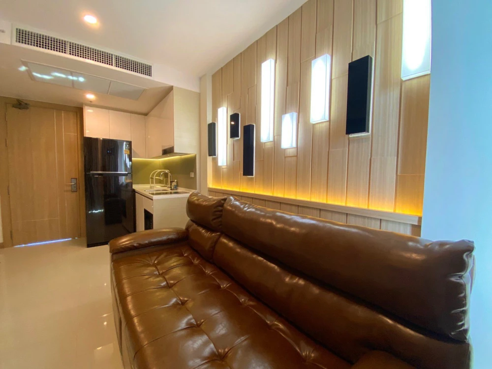 For rent: The Riviera Jomtien Pattaya, very high floor room, sea view, built-in furniture (Japan modern style), must book.