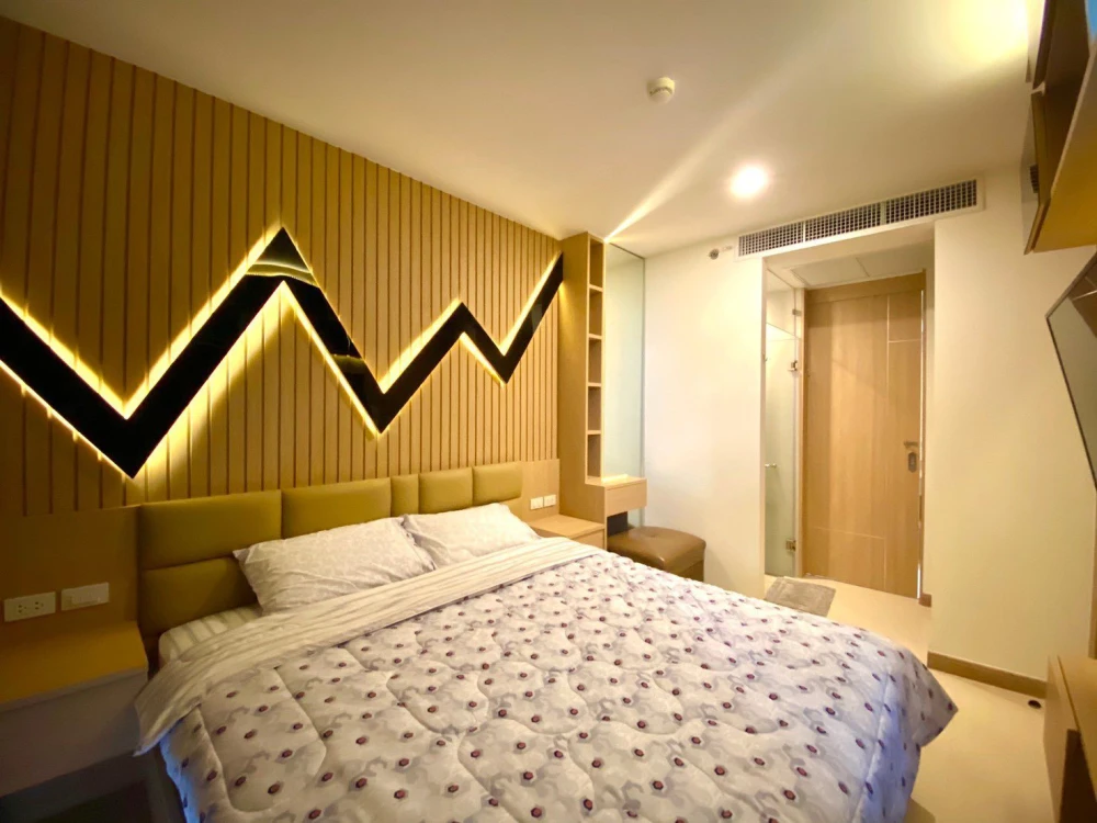For rent: The Riviera Jomtien Pattaya, very high floor room, sea view, built-in furniture (Japan modern style), must book.