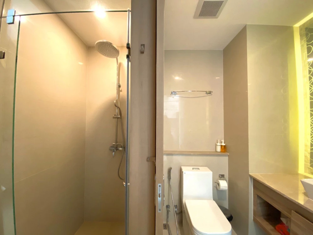 For rent: The Riviera Jomtien Pattaya, very high floor room, sea view, built-in furniture (Japan modern style), must book.