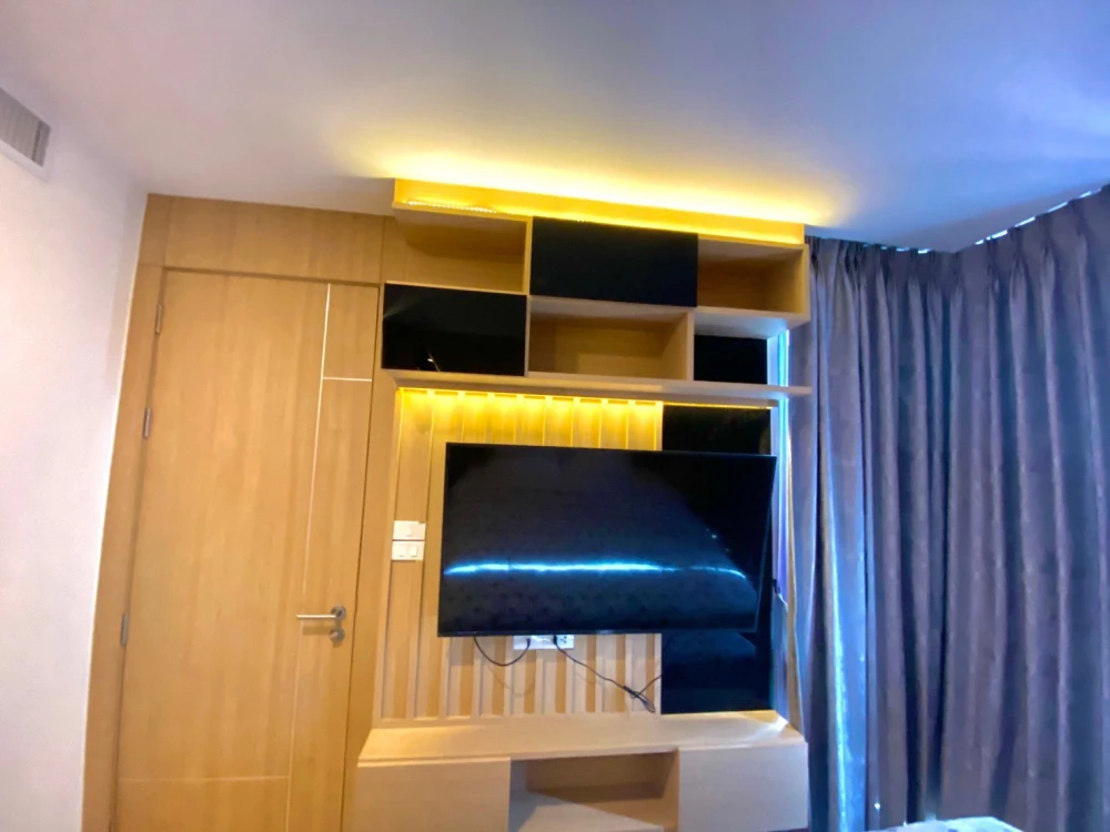For rent: The Riviera Jomtien Pattaya, very high floor room, sea view, built-in furniture (Japan modern style), must book.