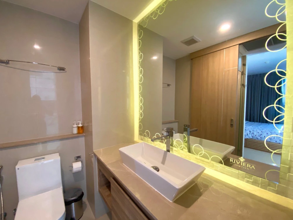 For rent: The Riviera Jomtien Pattaya, very high floor room, sea view, built-in furniture (Japan modern style), must book.