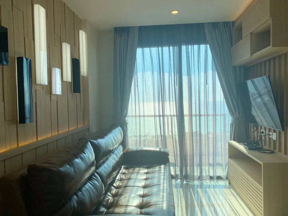 For rent: The Riviera Jomtien Pattaya, very high floor room, sea view, built-in furniture (Japan modern style), must book.