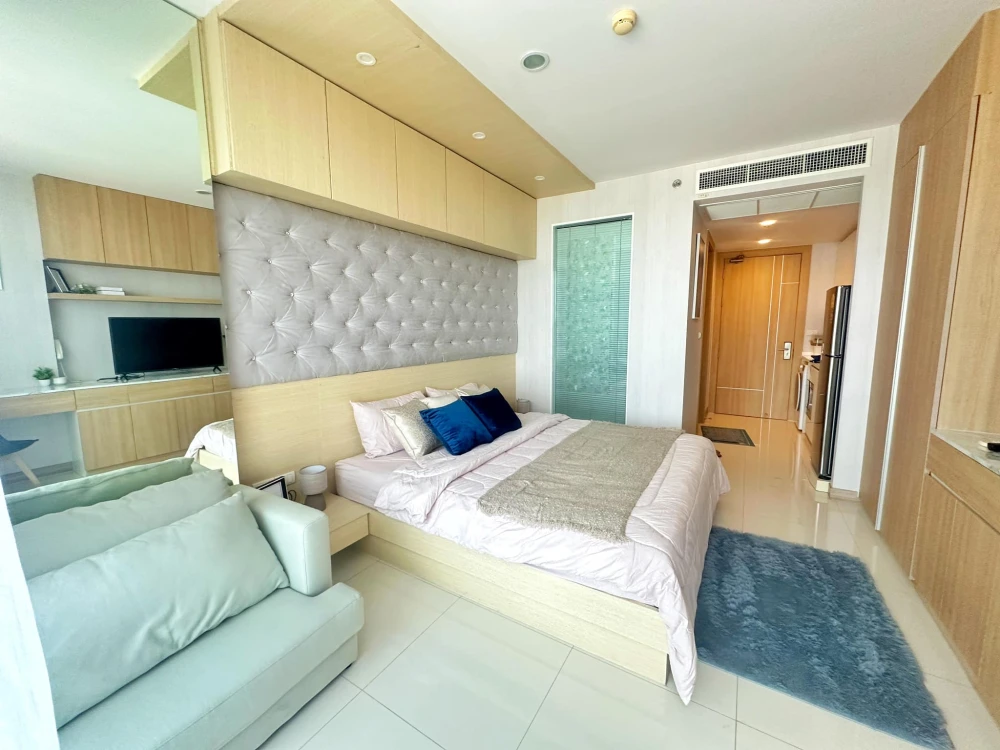 For rent: The Riviera Wongamat Beach (North Pattaya), 10th floor, beautiful room, fully furnished, book now.