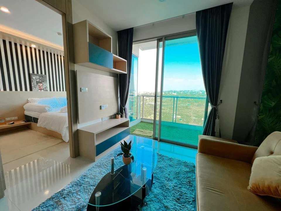 For rent: The Riviera Jomtien Pattaya (Jomtien) City view, 10th floor, beautifully decorated with wallpaper throughout the room. Hurry and book now.
