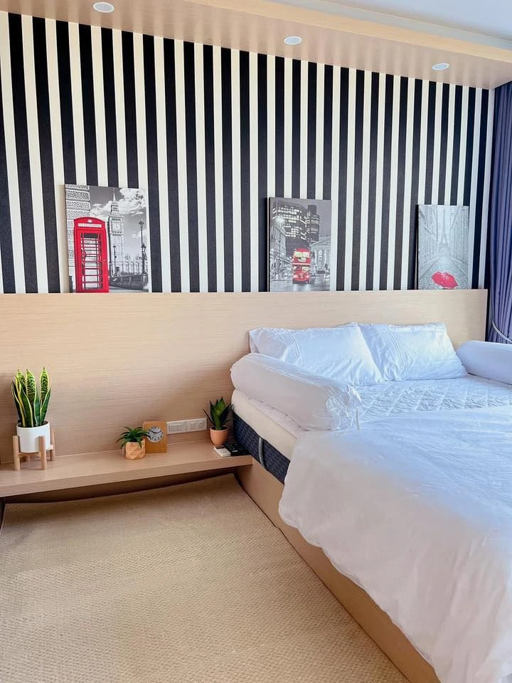 For rent: The Riviera Jomtien Pattaya (Jomtien) City view, 10th floor, beautifully decorated with wallpaper throughout the room. Hurry and book now.