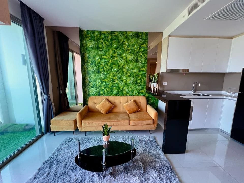 For rent: The Riviera Jomtien Pattaya (Jomtien) City view, 10th floor, beautifully decorated with wallpaper throughout the room. Hurry and book now.