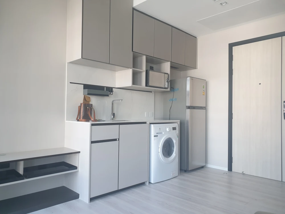 For rent: The Room Phayathai, studio room, 9th floor, comes with amenities. Hurry and reserve now, don't miss out!