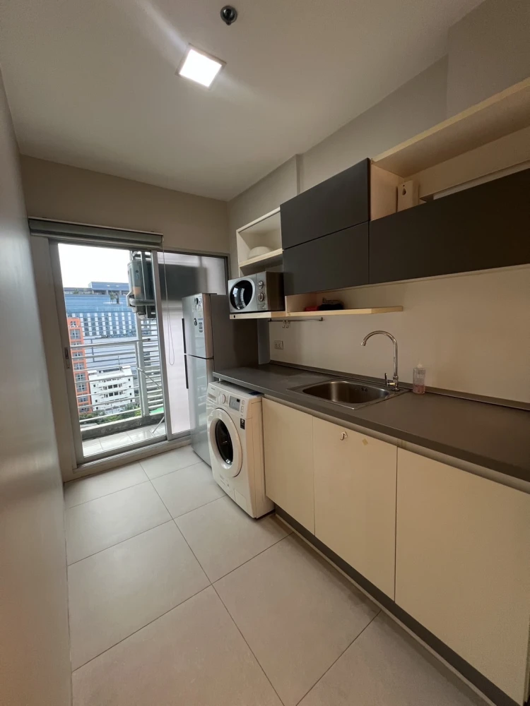 For rent: The Room Ratchada-Ladprao, with beautiful wallpaper and excellent built-in furniture. Move in now!
