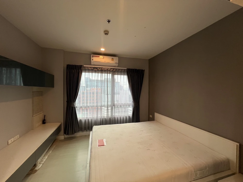 For rent: The Room Ratchada-Ladprao, with beautiful wallpaper and excellent built-in furniture. Move in now!