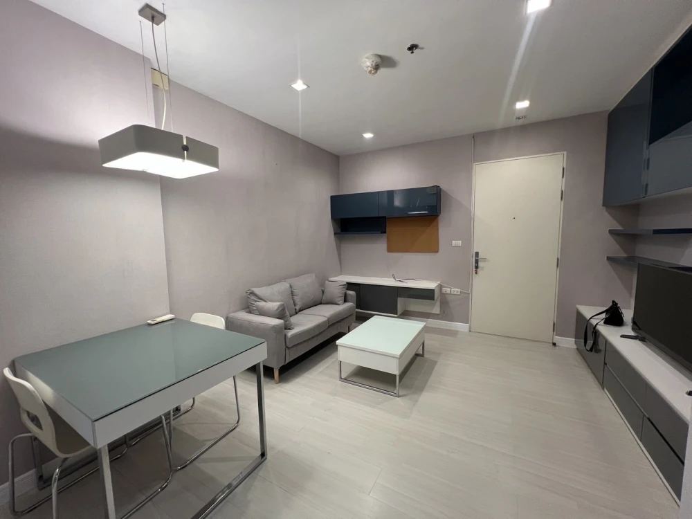 For rent: The Room Ratchada-Ladprao, with beautiful wallpaper and excellent built-in furniture. Move in now!