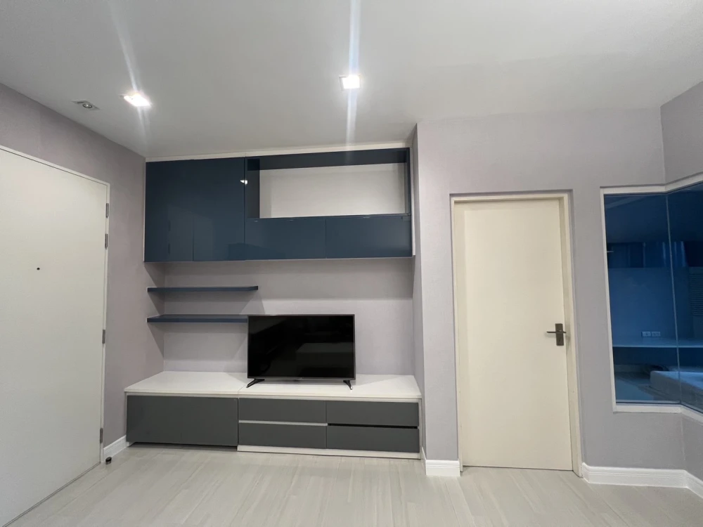 For rent: The Room Ratchada-Ladprao, with beautiful wallpaper and excellent built-in furniture. Move in now!