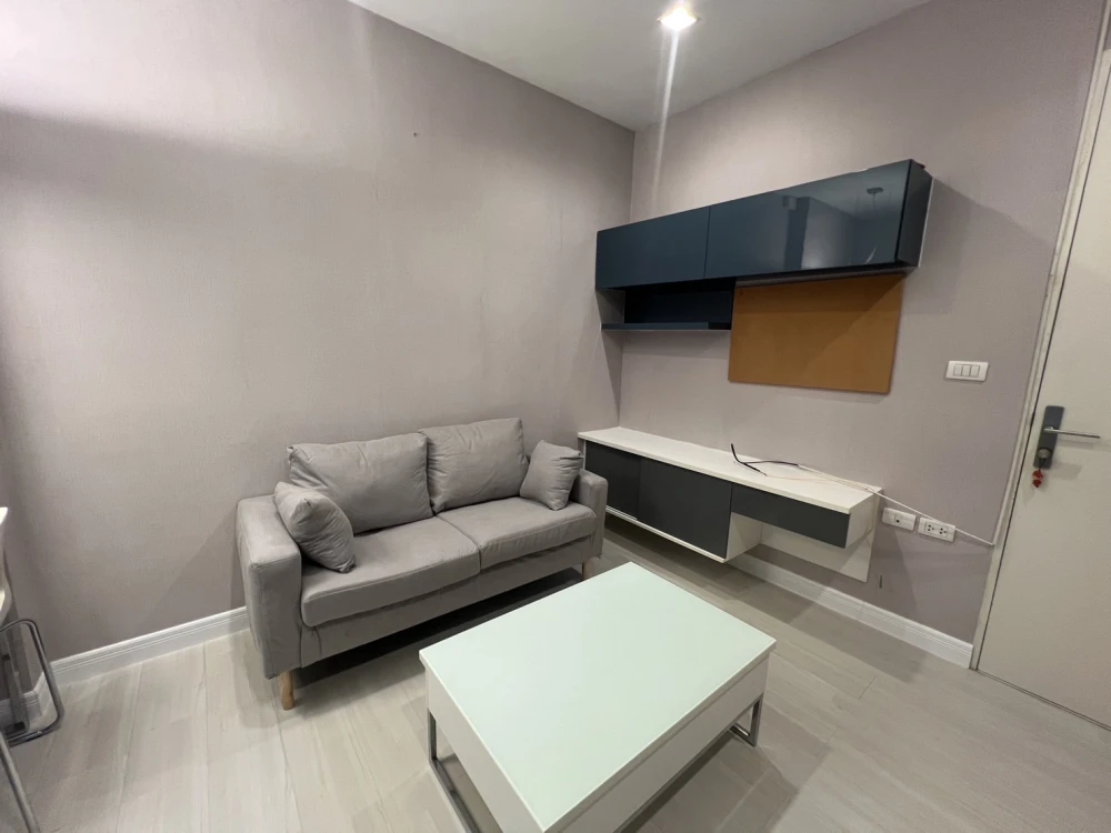 For rent: The Room Ratchada-Ladprao, with beautiful wallpaper and excellent built-in furniture. Move in now!