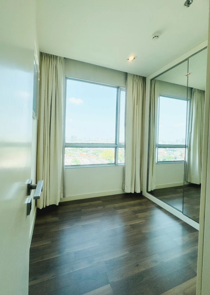 For rent: The Room Sathorn-Taksin, 15th floor, pool view, lots of room space, definitely comfortable, book now before it's gone.