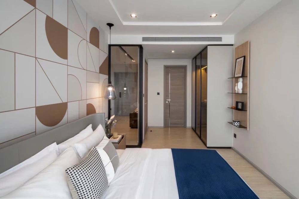 For rent: The Room Sukhumvit 38, 12th floor. Spacious and comfortable room with complete appliances. Don't miss out!