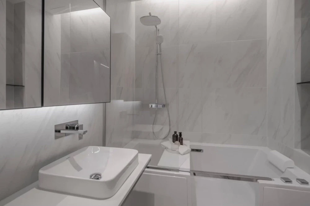 For rent: The Room Sukhumvit 38, 12th floor. Spacious and comfortable room with complete appliances. Don't miss out!