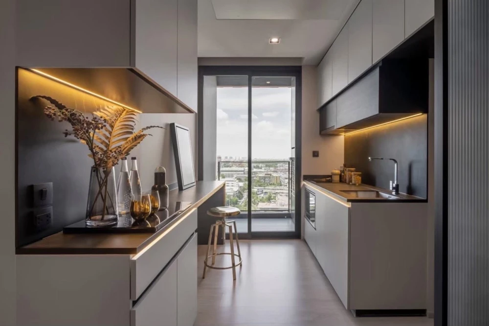 For rent: The Room Sukhumvit 38, 12th floor. Spacious and comfortable room with complete appliances. Don't miss out!