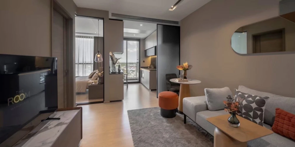 For rent: The Room Sukhumvit 38, 12th floor. Spacious and comfortable room with complete appliances. Don't miss out!