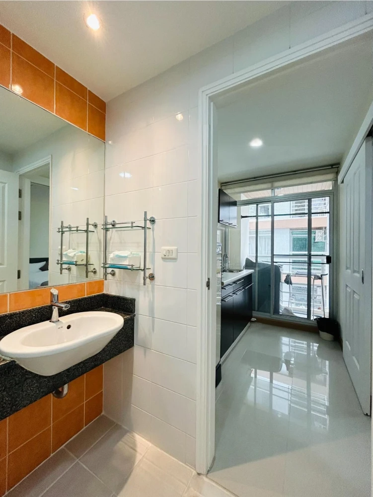 For rent: The Link Sukhumvit 50, studio room. Located on a quiet street, fully furnished and with a fully equipped kitchen.