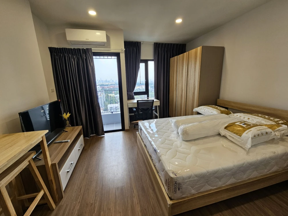For rent: The Livin Petchkasem 37, 15th floor, decorated room, nice to live in, not hot, complete furniture + electrical appliances, hurry and reserve