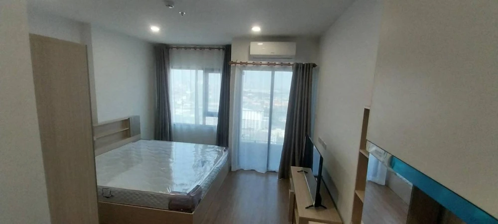 For rent: The Livin Petchkasem 37, 28th floor, high floor, good view, fully furnished room, ready to move in, book now, don't miss out.