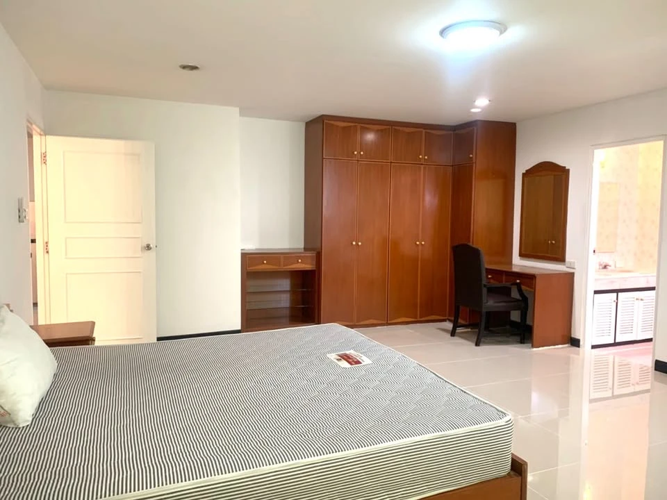 For rent!! The Waterford Condominium, 10th floor, 3 bedrooms, fully furnished, ready to move in, hurry up and book now!!