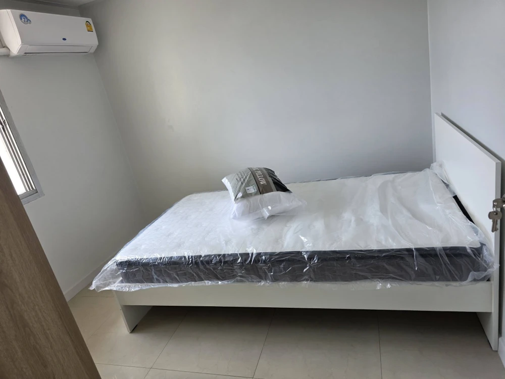 For rent: The Waterford Rama 4. Spacious and comfortable room, fully furnished with complete amenities. Book now!