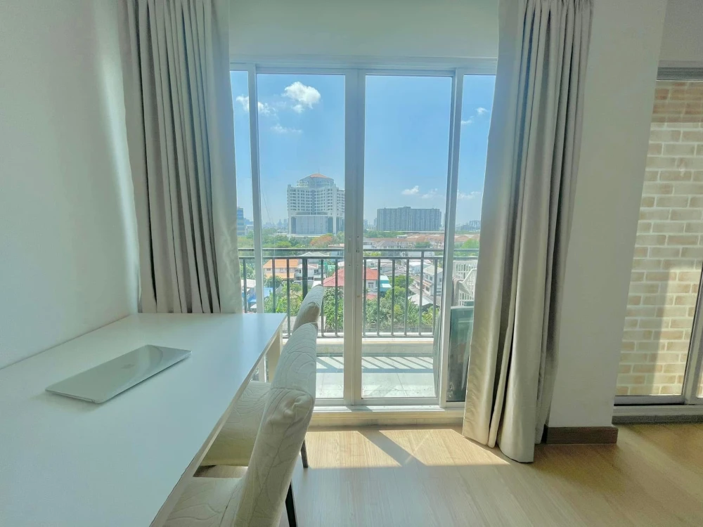 For rent: The One Plus Srinakarin, spacious room, plenty of usable space, long balcony, kitchen to bedroom, very attractive.