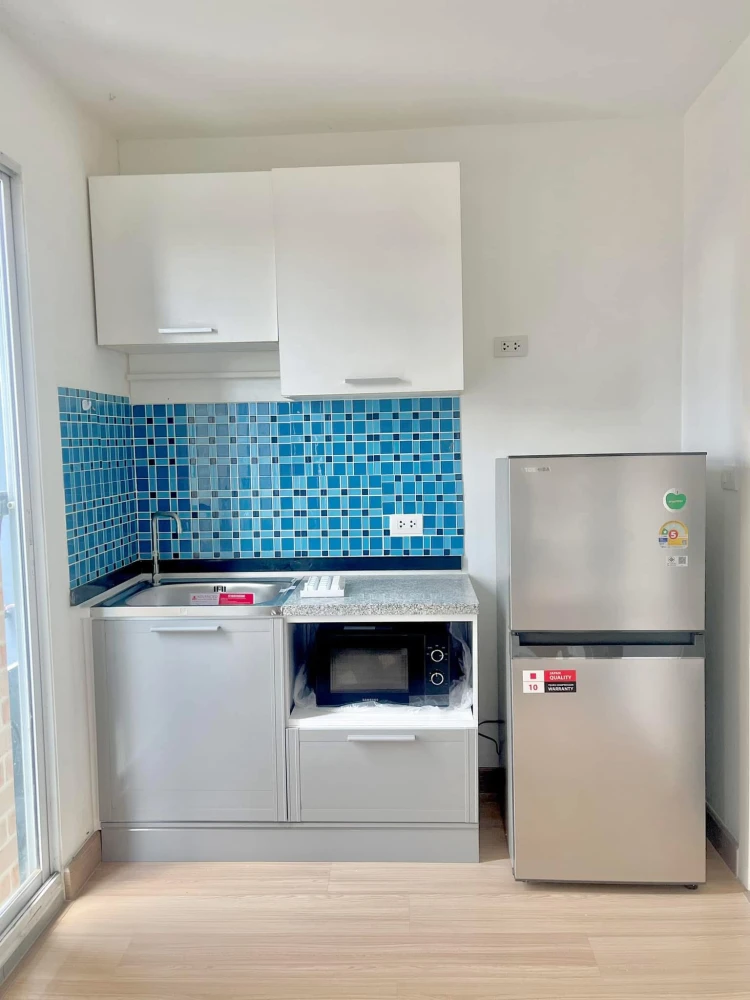 For rent: The One Plus Srinakarin, spacious room, plenty of usable space, long balcony, kitchen to bedroom, very attractive.