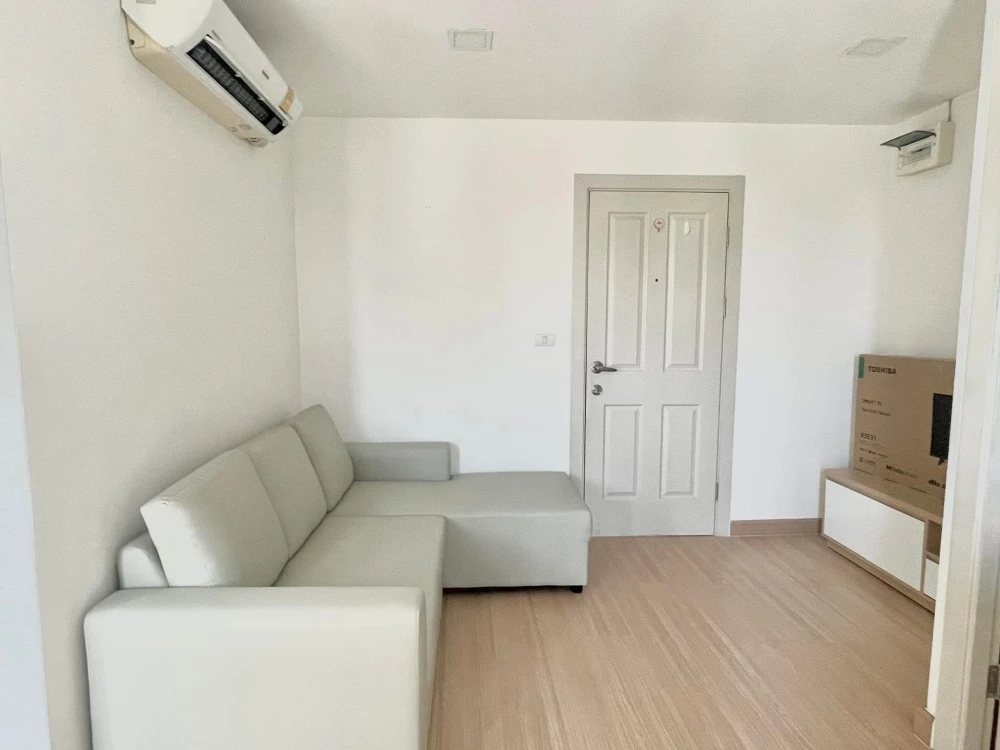 For rent: The One Plus Srinakarin, spacious room, plenty of usable space, long balcony, kitchen to bedroom, very attractive.