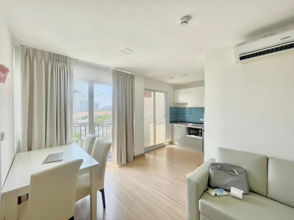 For rent: The One Plus Srinakarin, spacious room, plenty of usable space, long balcony, kitchen to bedroom, very attractive.