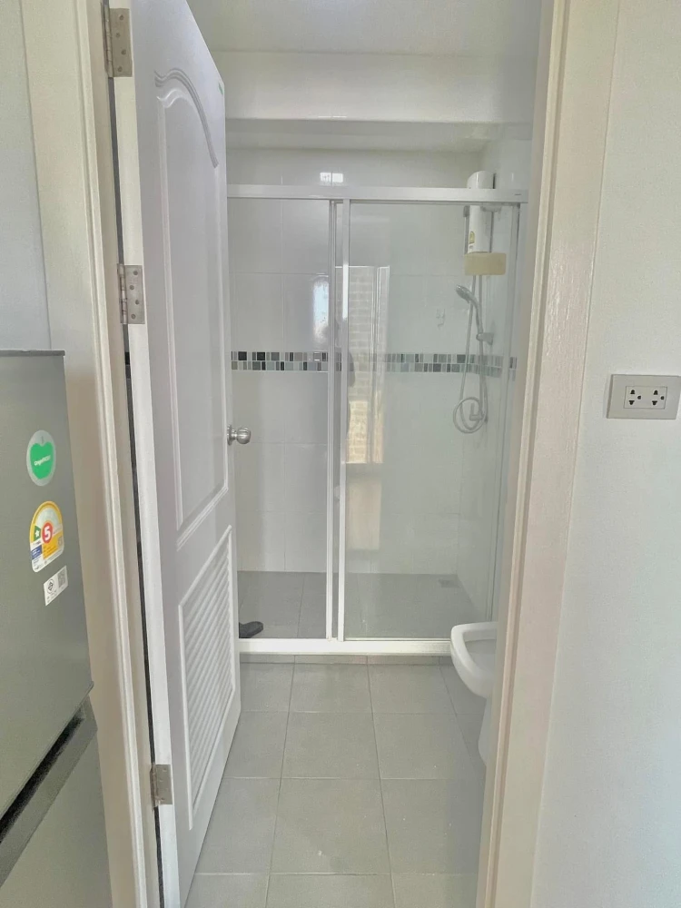 For rent: The One Plus Srinakarin, spacious room, plenty of usable space, long balcony, kitchen to bedroom, very attractive.