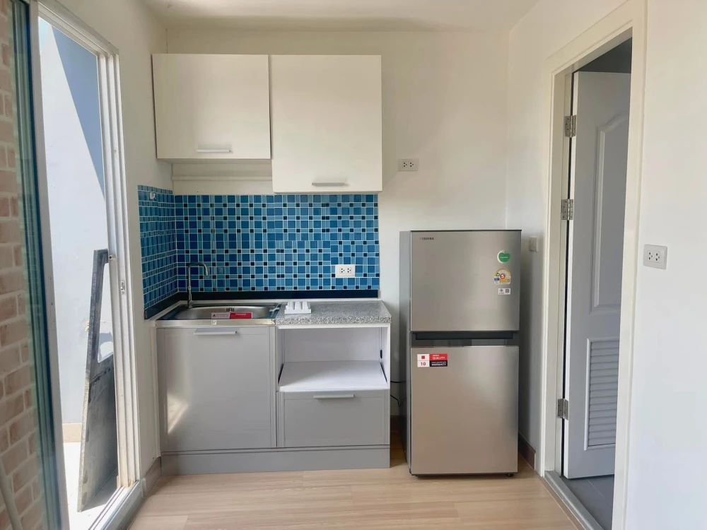 For rent: The One Plus Srinakarin, spacious room, plenty of usable space, long balcony, kitchen to bedroom, very attractive.