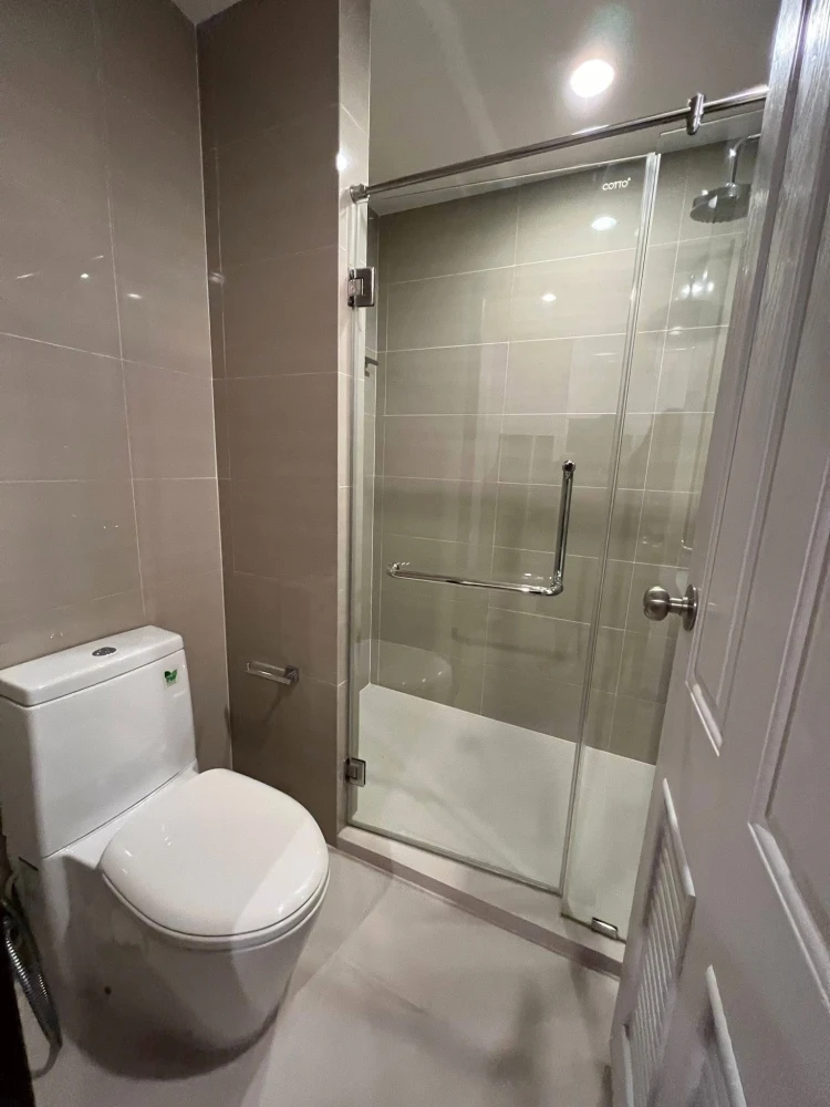 For rent: The Sky Sukhumvit, nice room, high floor, fully furnished, reserve now.