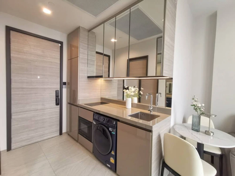 For rent: The Crest Park Residence, spacious and well-proportioned room, beautifully decorated, view of Chatuchak Park, hurry and book before you miss