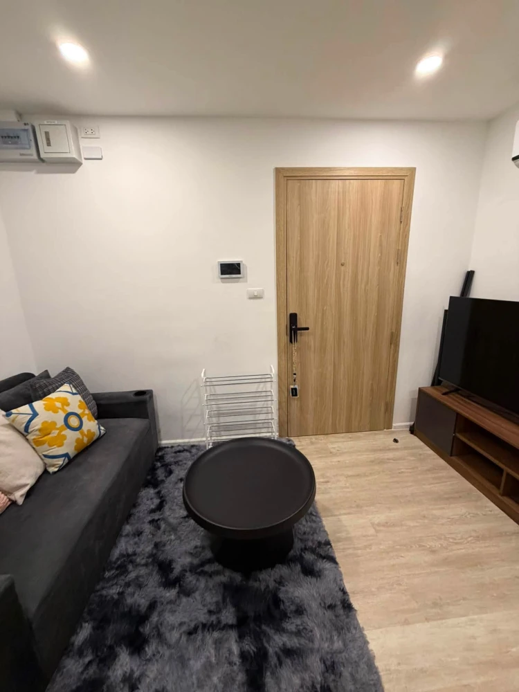 For Rent: The Clev Riverine Chao Phraya-Wongsawang. High-floor unit with a well-partitioned layout. Beautifully decorated and ready to move in.