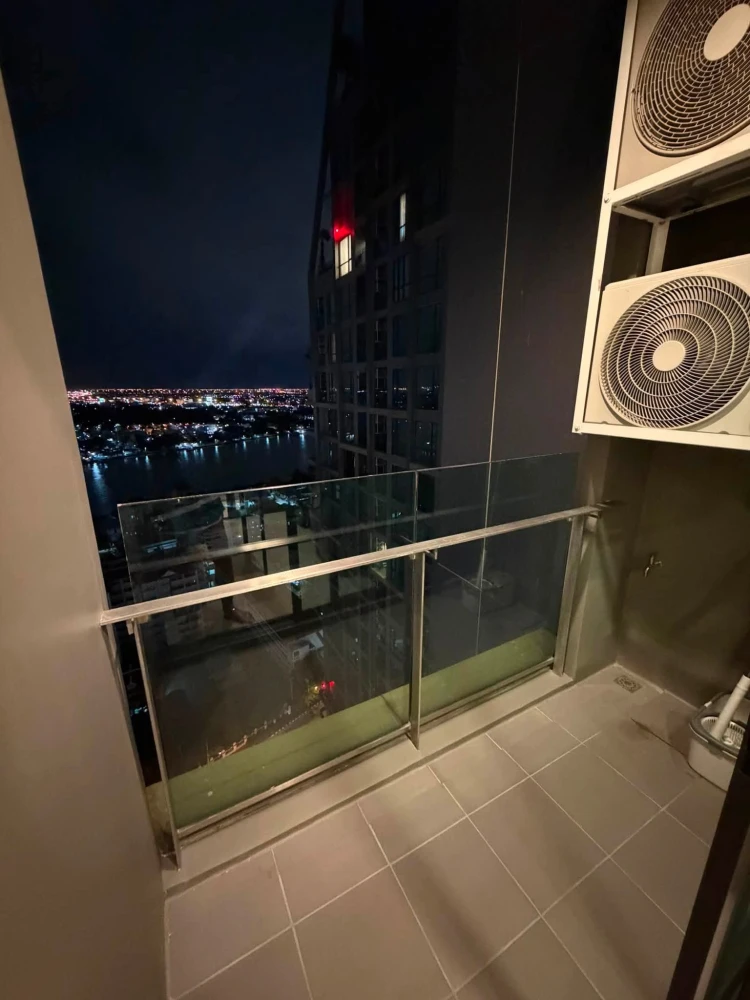 For Rent: The Clev Riverine Chao Phraya-Wongsawang. High-floor unit with a well-partitioned layout. Beautifully decorated and ready to move in.