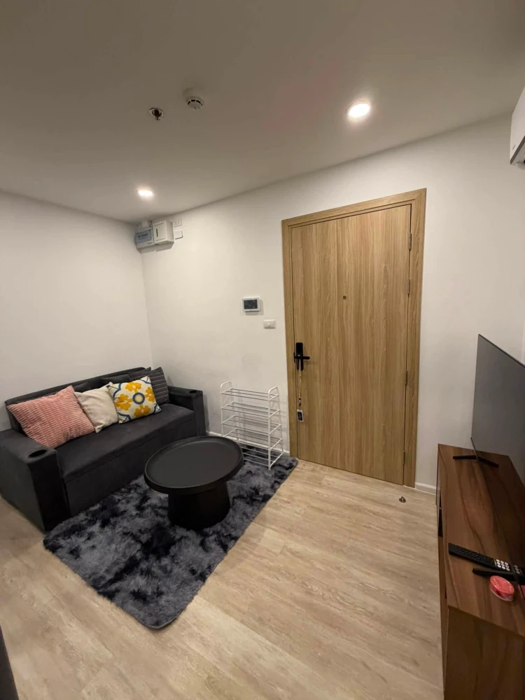 For Rent: The Clev Riverine Chao Phraya-Wongsawang. High-floor unit with a well-partitioned layout. Beautifully decorated and ready to move in.