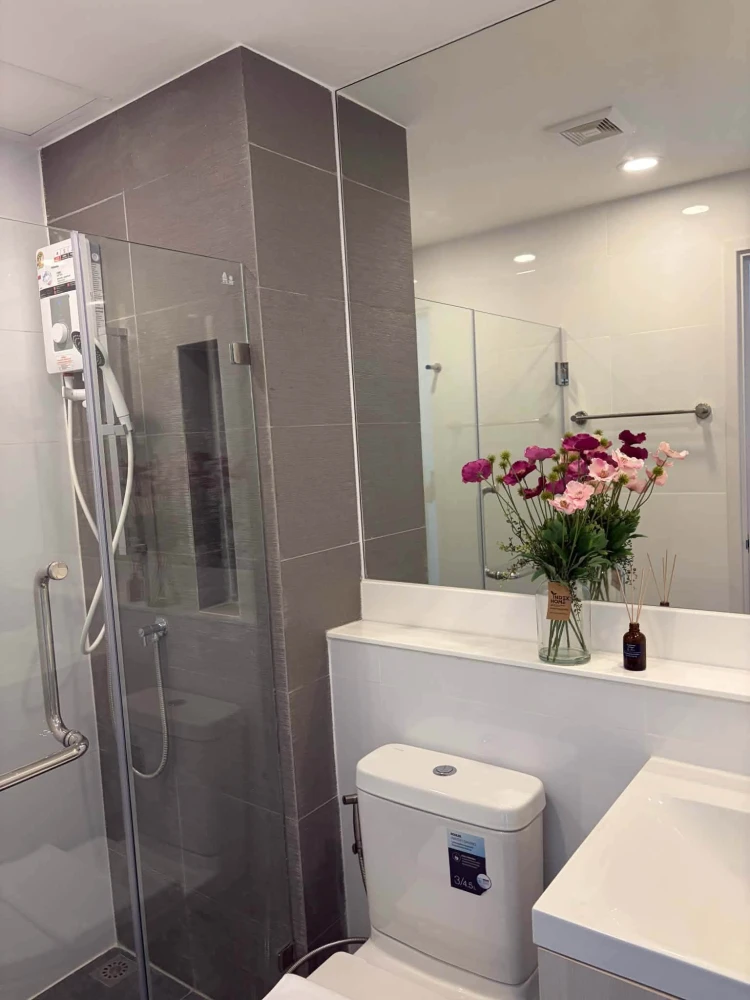 For Rent: The Clev Riverine Chao Phraya-Wongsawang. High-floor unit with a well-partitioned layout. Beautifully decorated and ready to move in.
