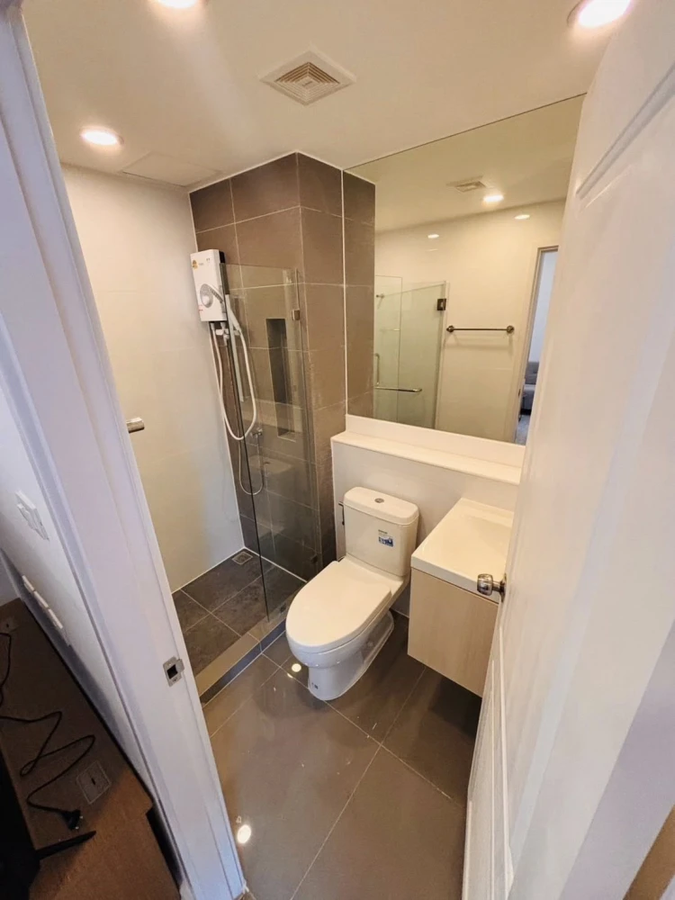 For rent: The Clef Riverline Chao Phraya - Wong Sawang. Ready-to-move-in unit on the 18th floor with stunning Chao Phraya river views. Luxurious and a