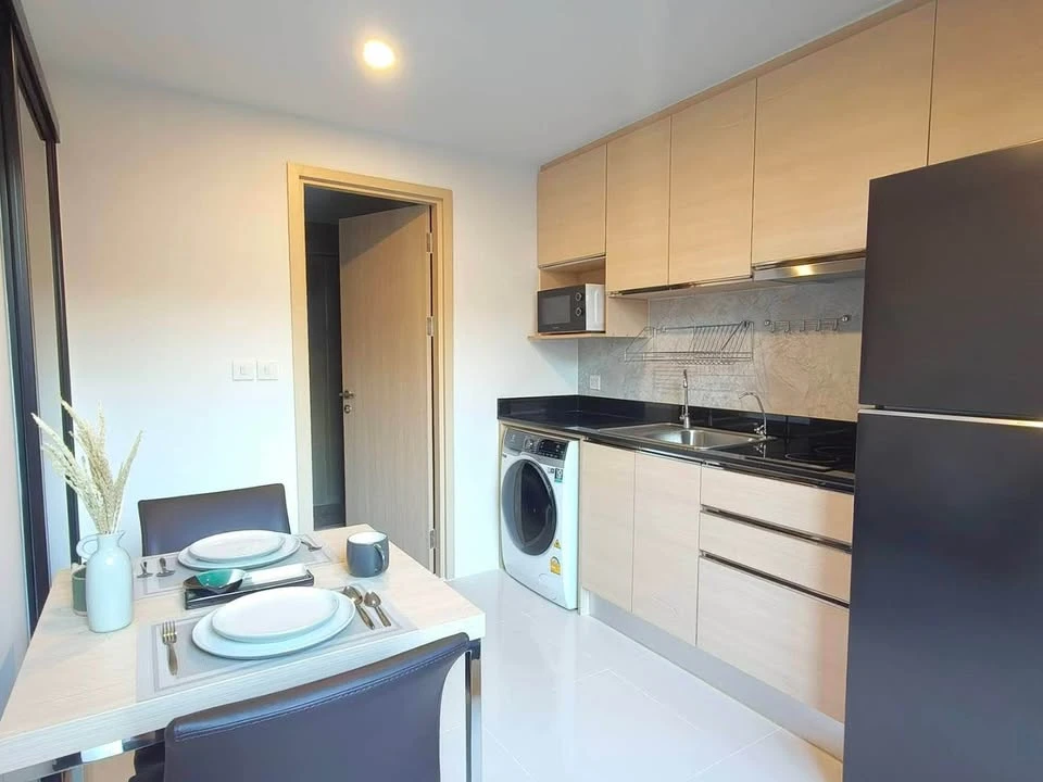 For rent: The Shed Sathorn 1, north-facing room, not hot, garden view, top floor, exit to Sky Garden, move in now!