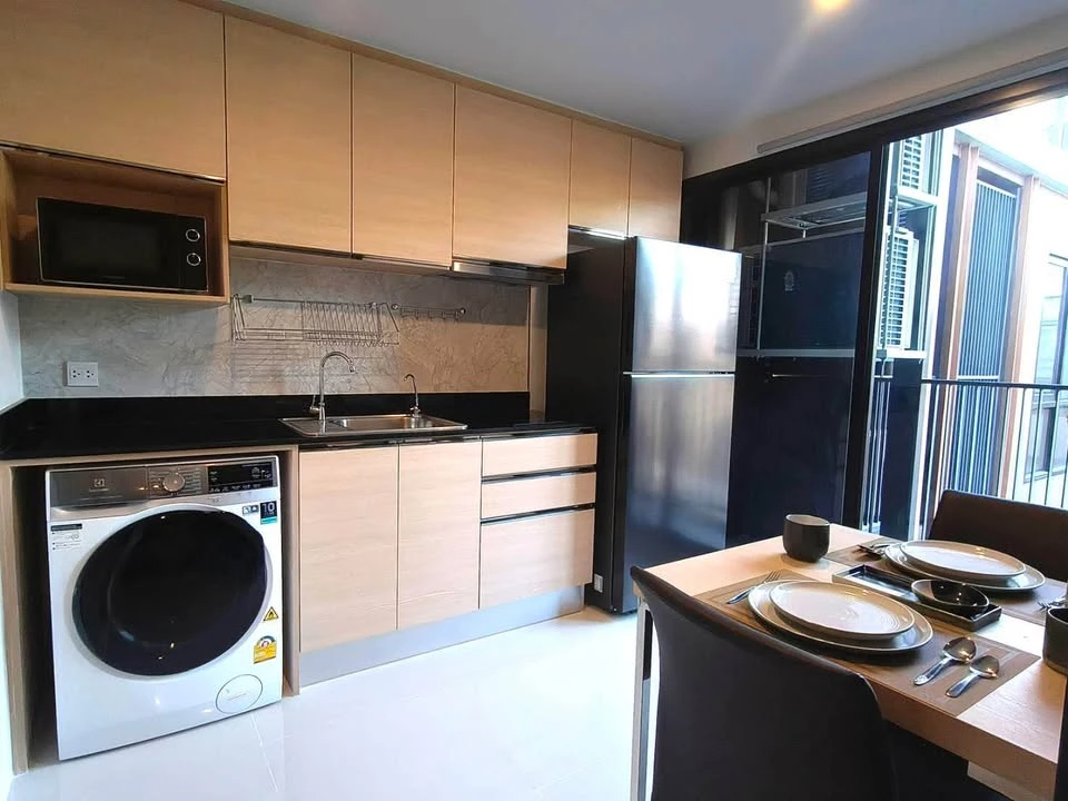 For rent: The Shed Sathorn 1, north-facing room, not hot, garden view, top floor, exit to Sky Garden, move in now!