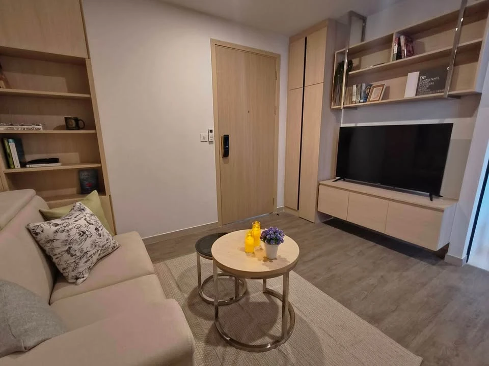 For rent: The Shed Sathorn 1, north-facing room, not hot, garden view, top floor, exit to Sky Garden, move in now!