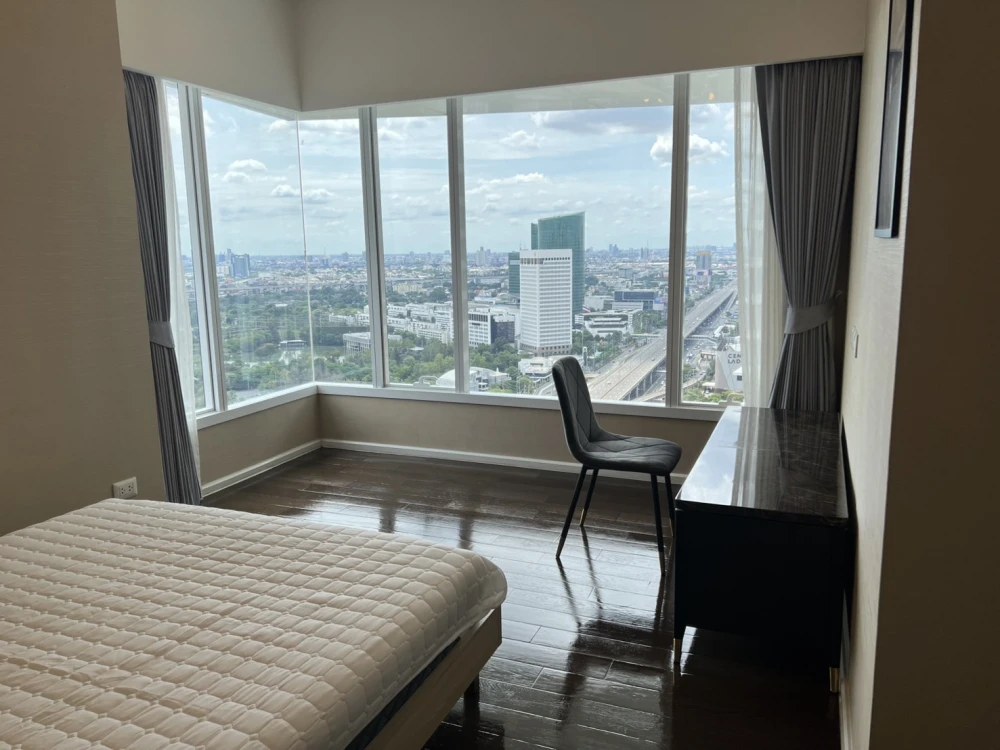For rent, The Saint Residences, 31st floor, Chatuchak Park view. Fully decorated with furniture and electrical appliances. Book now.