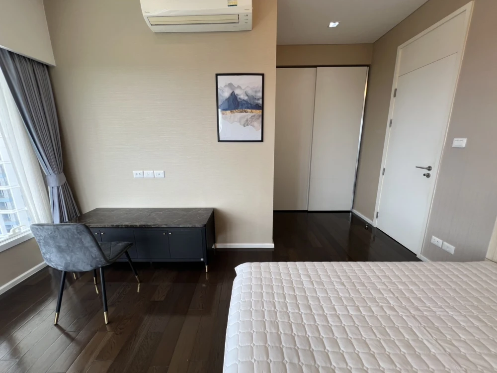 For rent, The Saint Residences, 31st floor, Chatuchak Park view. Fully decorated with furniture and electrical appliances. Book now.