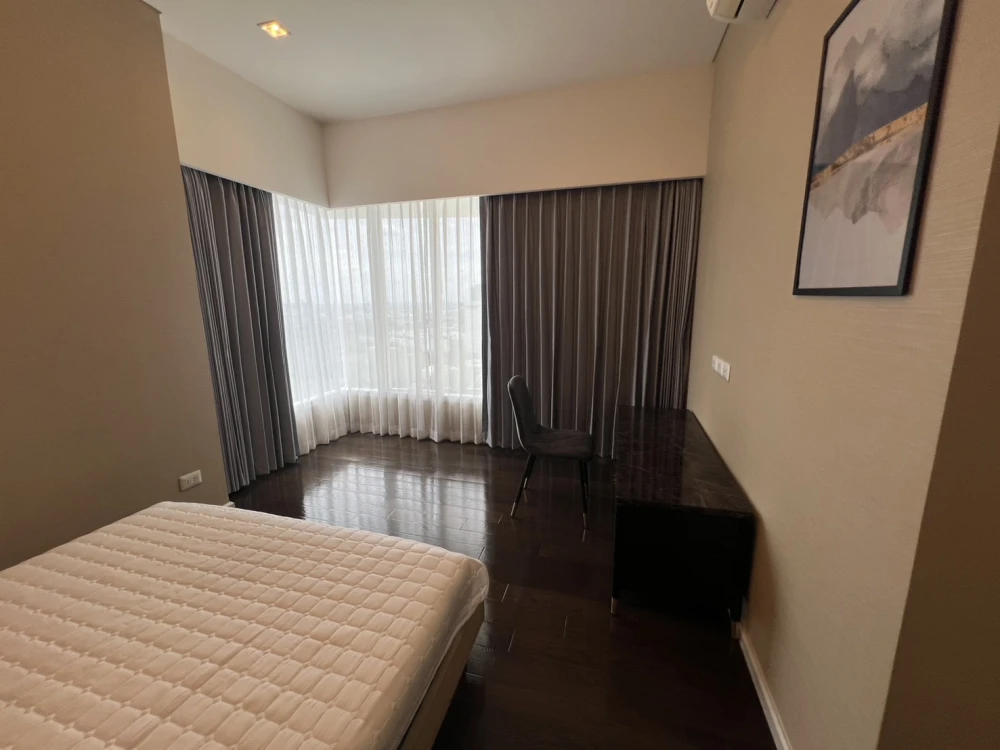 For rent, The Saint Residences, 31st floor, Chatuchak Park view. Fully decorated with furniture and electrical appliances. Book now.