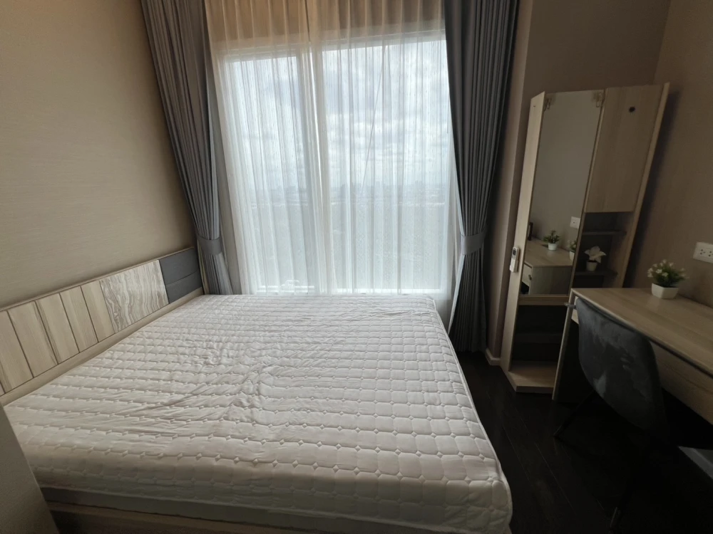 For rent, The Saint Residences, 31st floor, Chatuchak Park view. Fully decorated with furniture and electrical appliances. Book now.