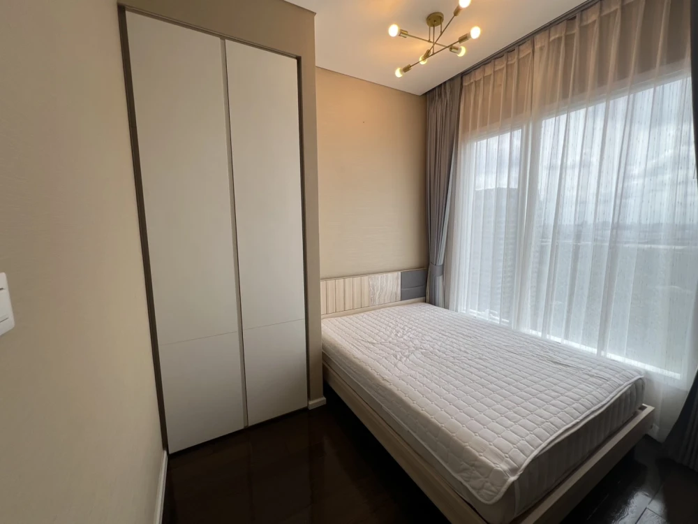 For rent, The Saint Residences, 31st floor, Chatuchak Park view. Fully decorated with furniture and electrical appliances. Book now.