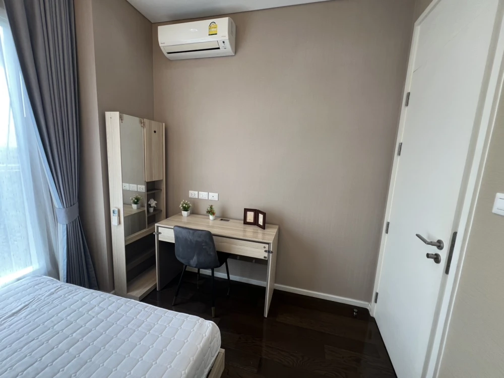 For rent, The Saint Residences, 31st floor, Chatuchak Park view. Fully decorated with furniture and electrical appliances. Book now.