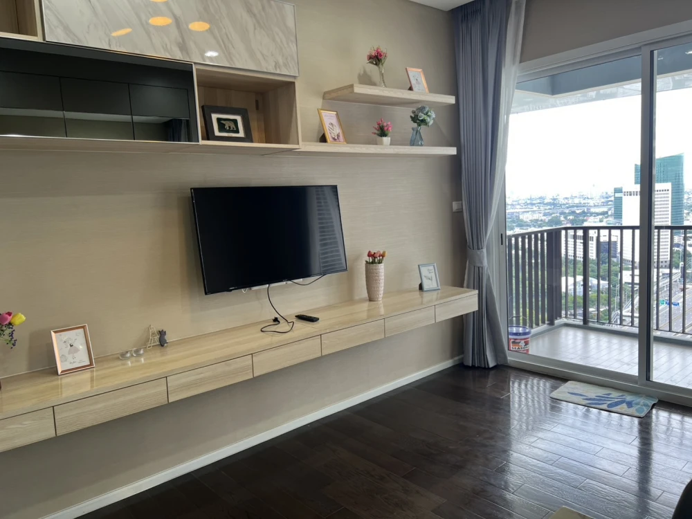 For rent, The Saint Residences, 31st floor, Chatuchak Park view. Fully decorated with furniture and electrical appliances. Book now.
