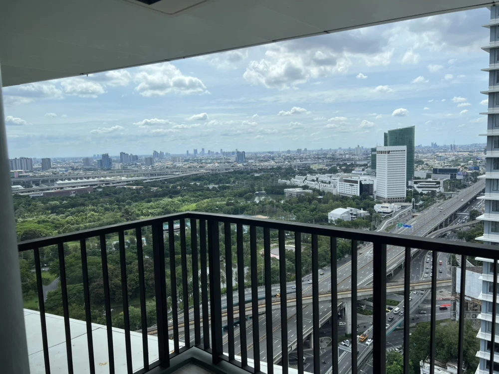 For rent, The Saint Residences, 31st floor, Chatuchak Park view. Fully decorated with furniture and electrical appliances. Book now.